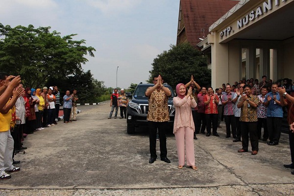 Keluarga Besar PTPN V lepas Amal Bakti Pulungan dan Isteri dengan Haru